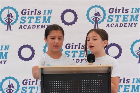 Stellar Lighthouse: Işıl Astronom Stem Lights The Way In Stem