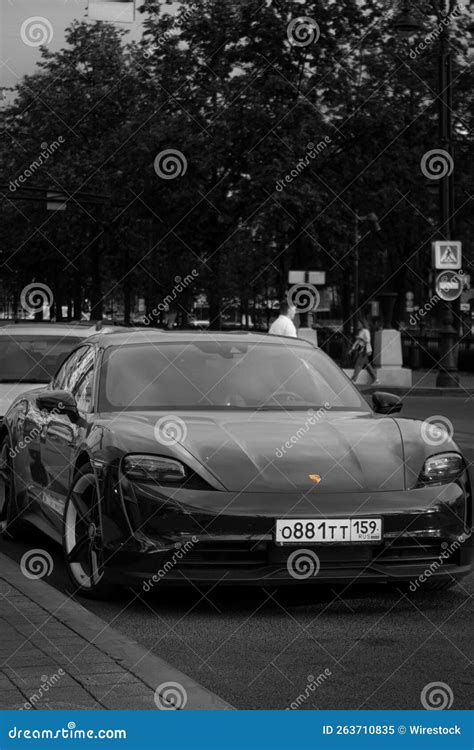 Vertical De Porsche Estacionado En La Calle Toma En Escala De Grises